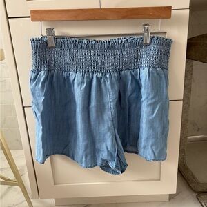 Vineyard Vines Chambray Pull-On Shorts | Smocked Waist | Size M